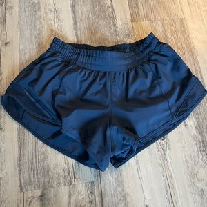 Lululemon size 6 2.5” Hotty hot shorts!